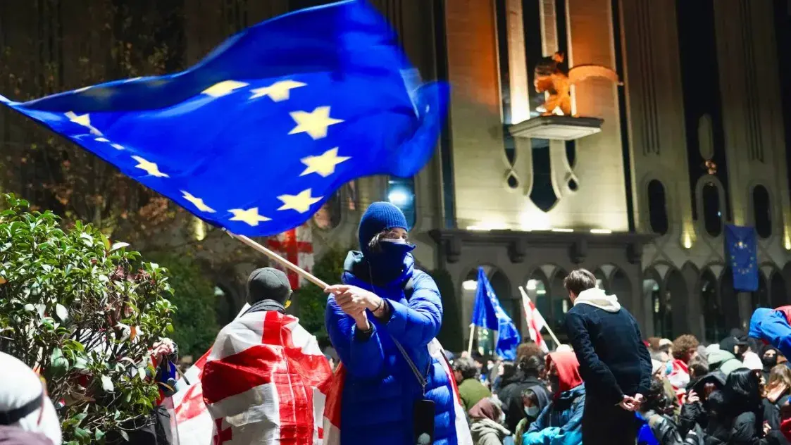 У Грузіі пратэсты працягваюцца, нягледзячы на жорсткія затрыманні напярэдадні
