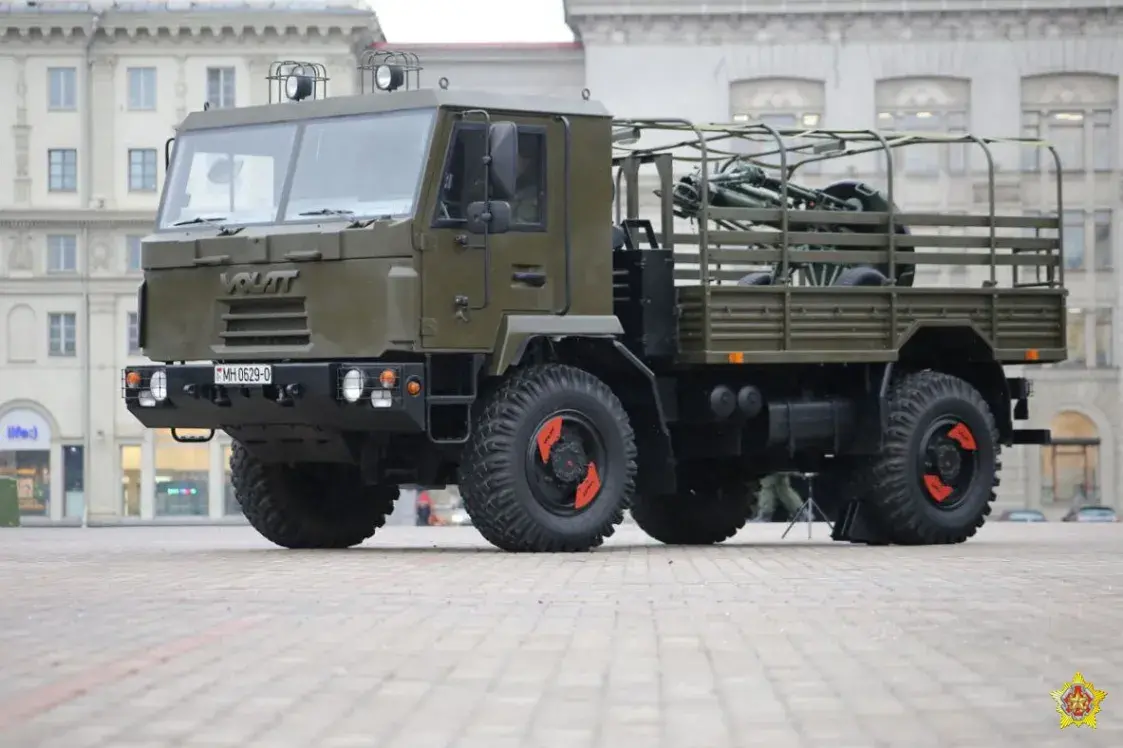 На Кастрычніцкую плошчу Мінска вывелі вайсковую тэхніку
