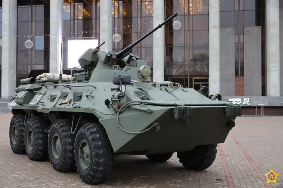 На Кастрычніцкую плошчу Мінска вывелі вайсковую тэхніку