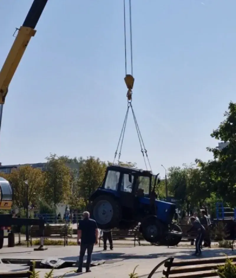 У цэнтры Салігорска трактар праваліўся ў фантан
