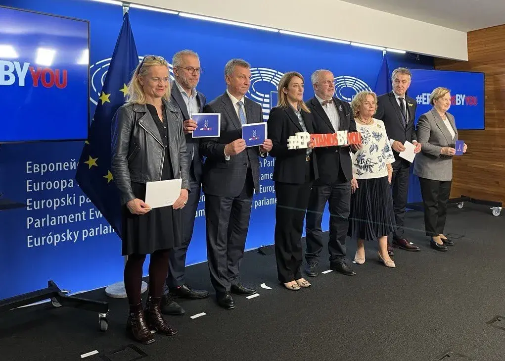 Дэпутаты Еўрапарламента падпісалі сотні паштовак для беларускіх палітвязняў