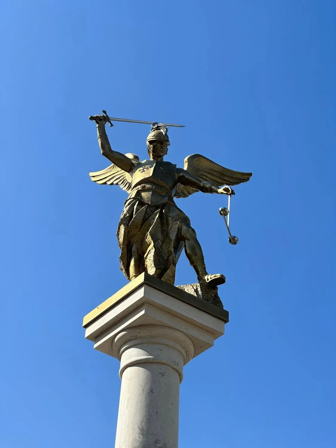 У Навагрудку ўсталявалі 7-метровую калону са скульптурай