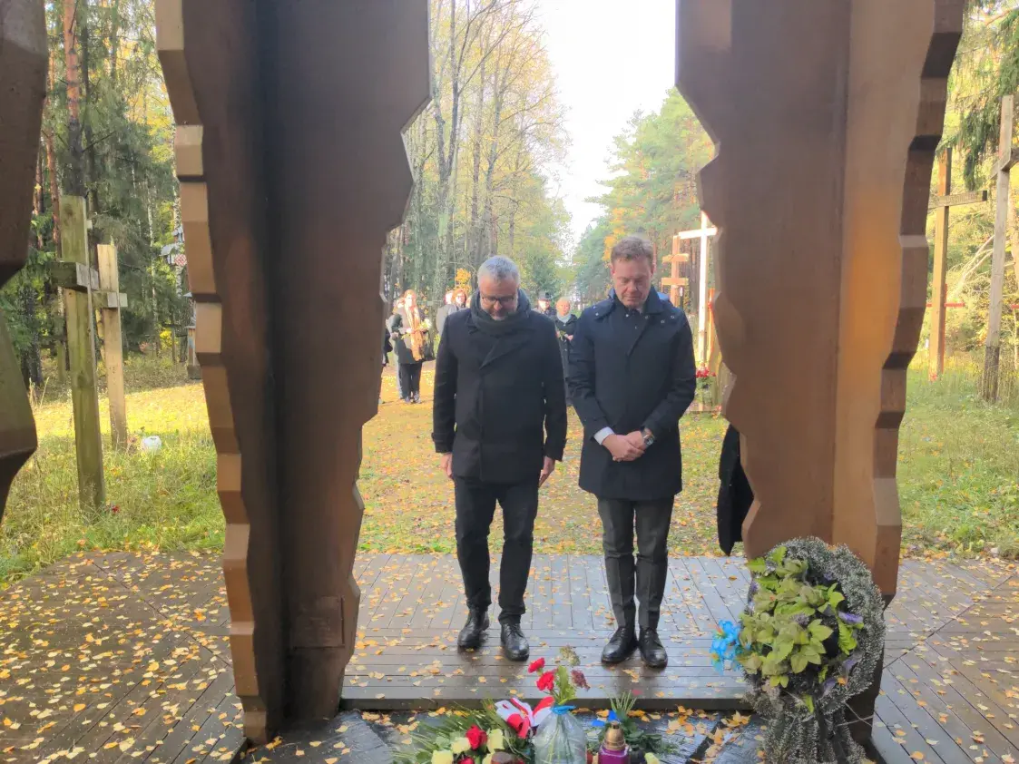 Прапагандыстка чаплялася да еўрапейскіх дыпламатаў у Курапатах