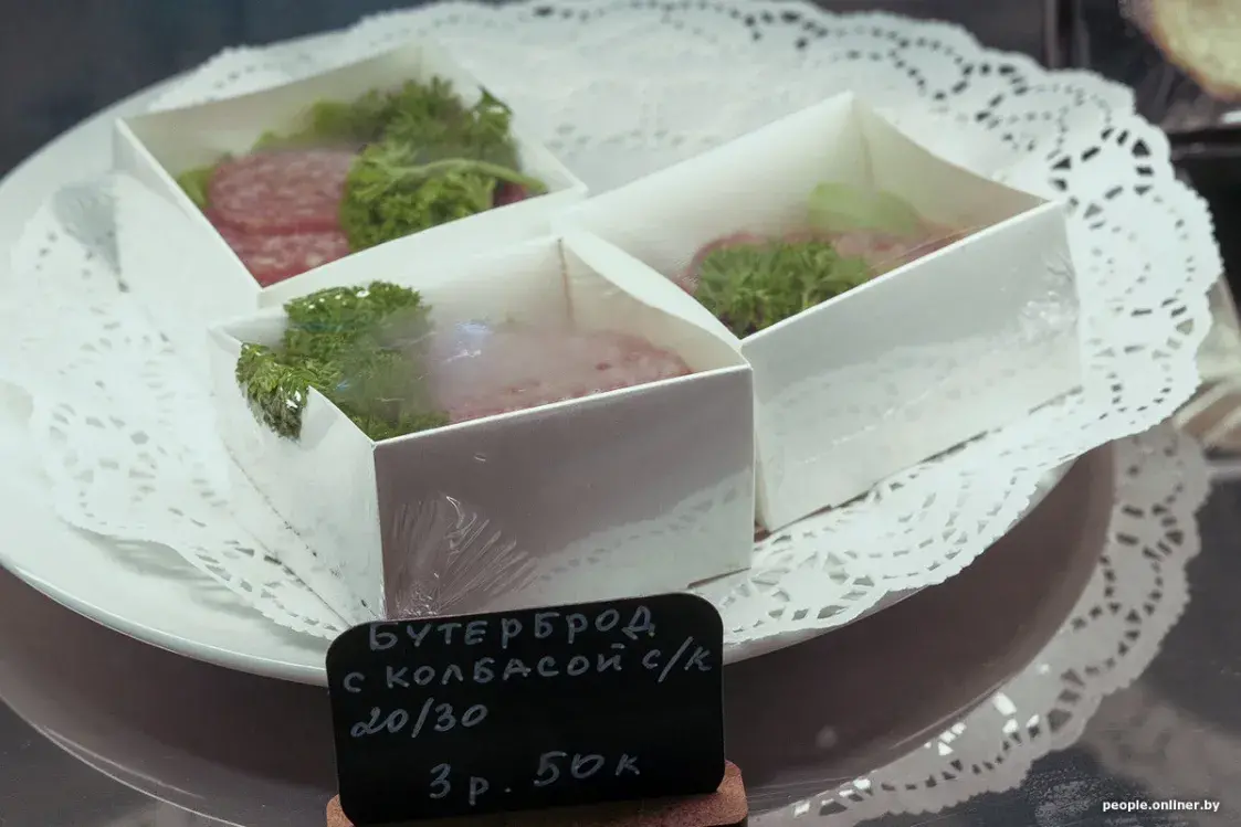 Курица или рыба? Кафе с едой, как в самолётах, открылось в Минске