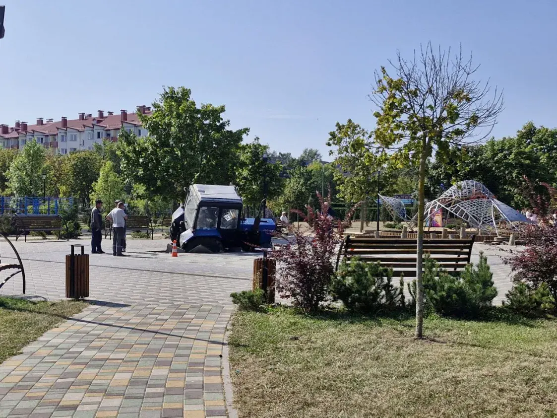 У цэнтры Салігорска трактар праваліўся ў фантан