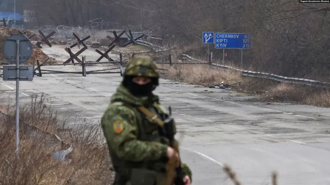 Белорусский военнослужащий патрулирует границу с Украиной