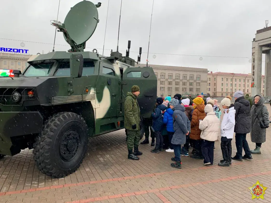 На Кастрычніцкую плошчу Мінска вывелі вайсковую тэхніку