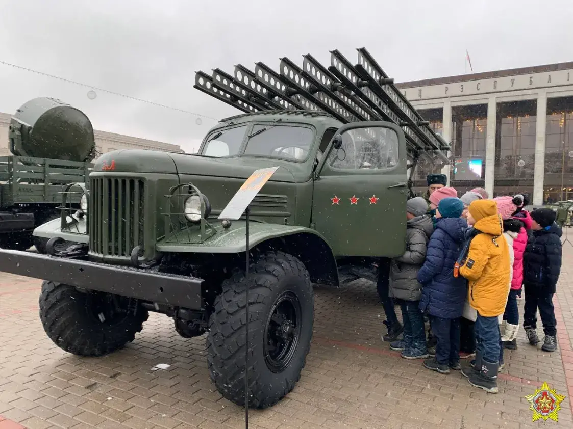 На Кастрычніцкую плошчу Мінска вывелі вайсковую тэхніку