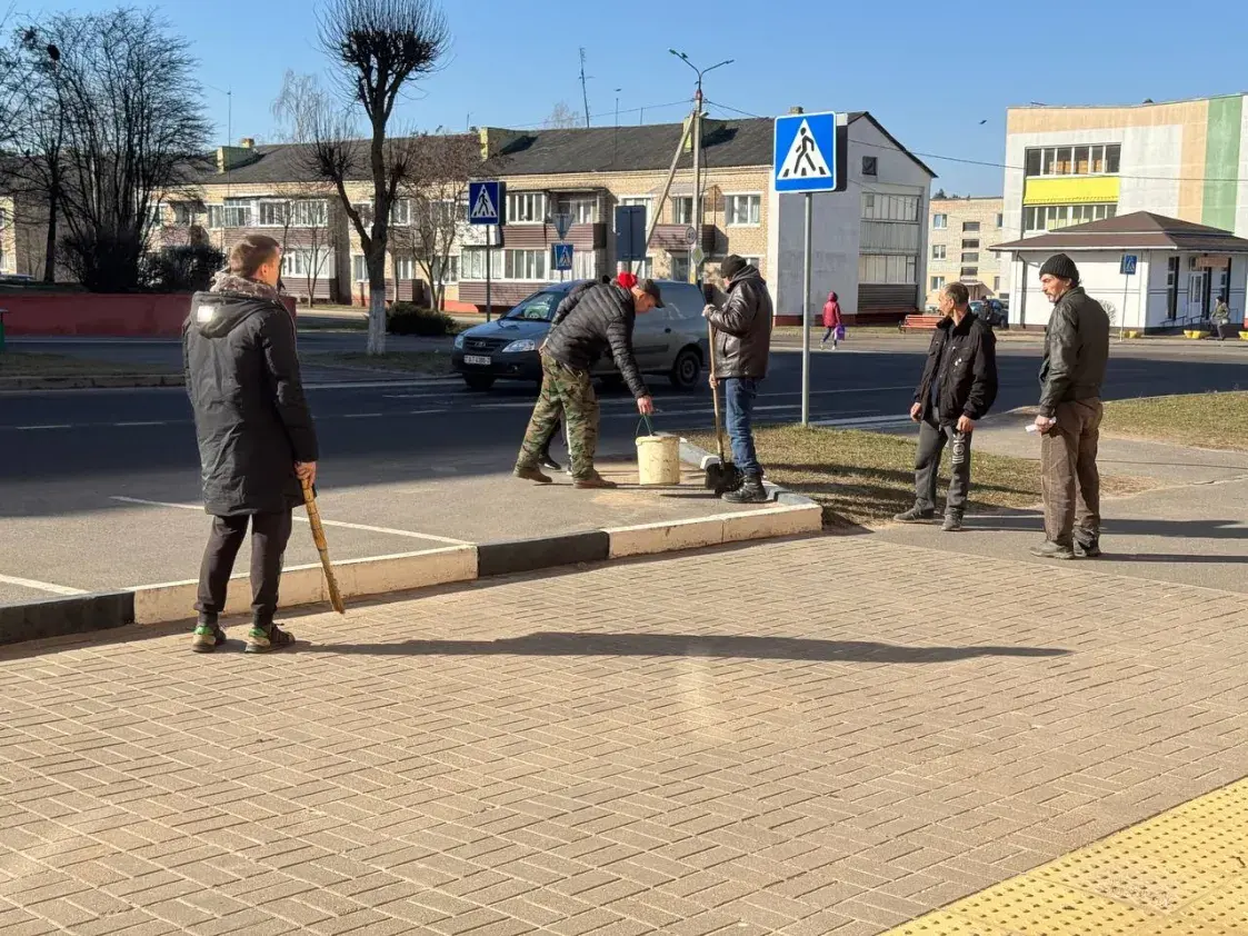 Жыхары Беразіна "добраахвотна" наводзілі парадак каля будынка міліцыі