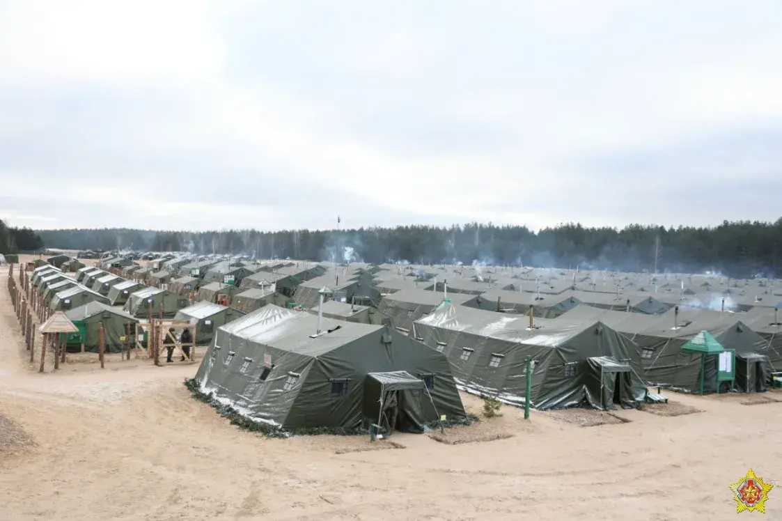 Лукашэнку паказалі, як жывуць на палігоне ў Беларусі расійскія вайскоўцы