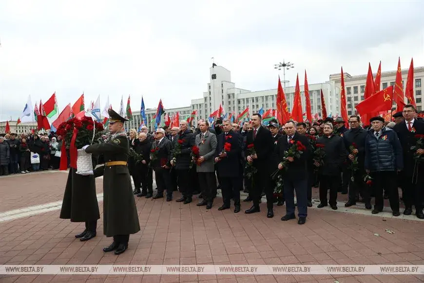 Уцелевшие коммунисты возложили цветы к памятнику Ленину в Минске