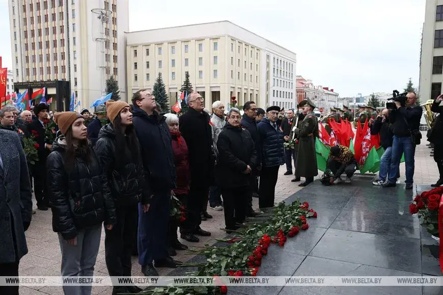 Уцелевшие коммунисты возложили цветы к памятнику Ленину в Минске