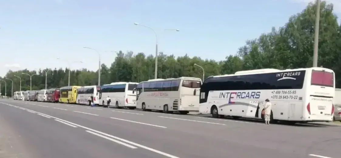 "Не исключено полное закрытие границ": что происходит с автобусами в Литву