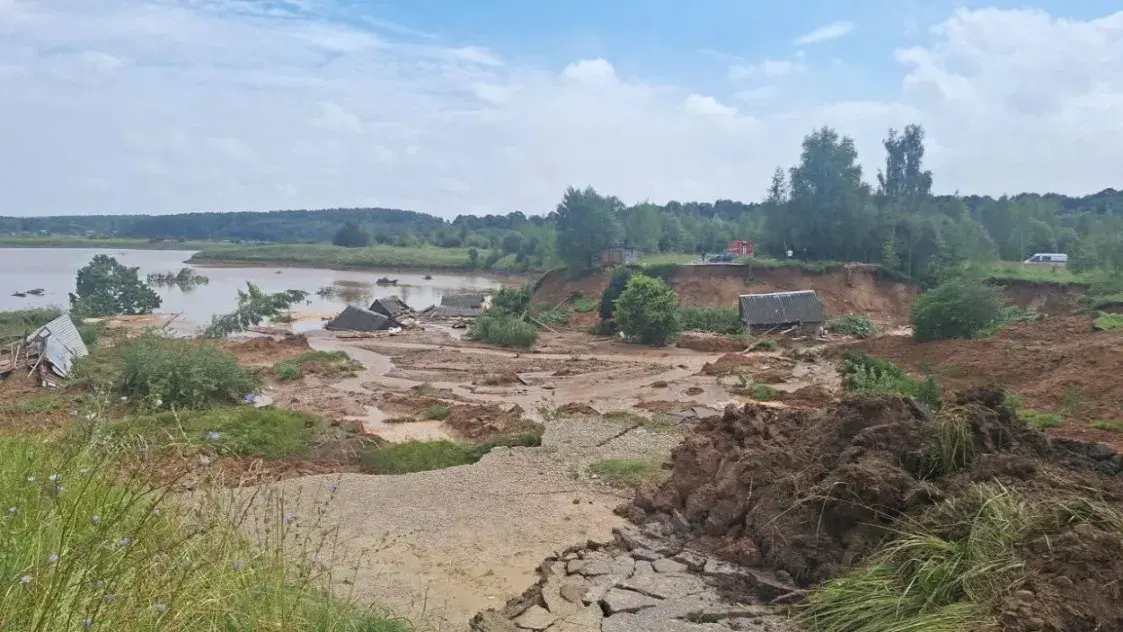 Сход грунта произошел в Витебске — семь хозпостроек ушли под воду
