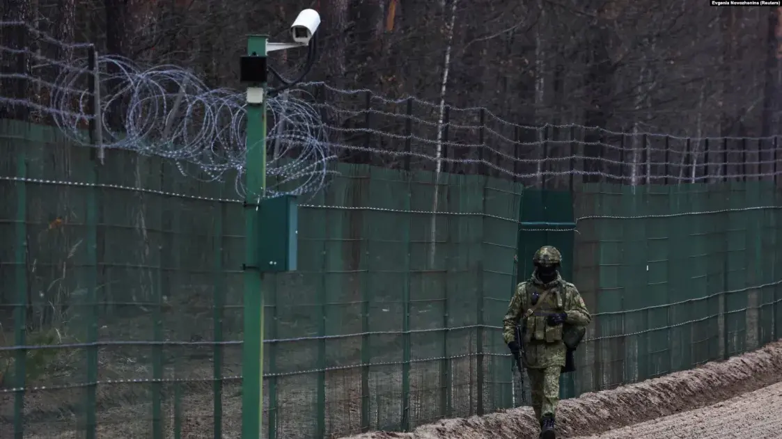 Белорусский военнослужащий патрулирует границу с Украиной