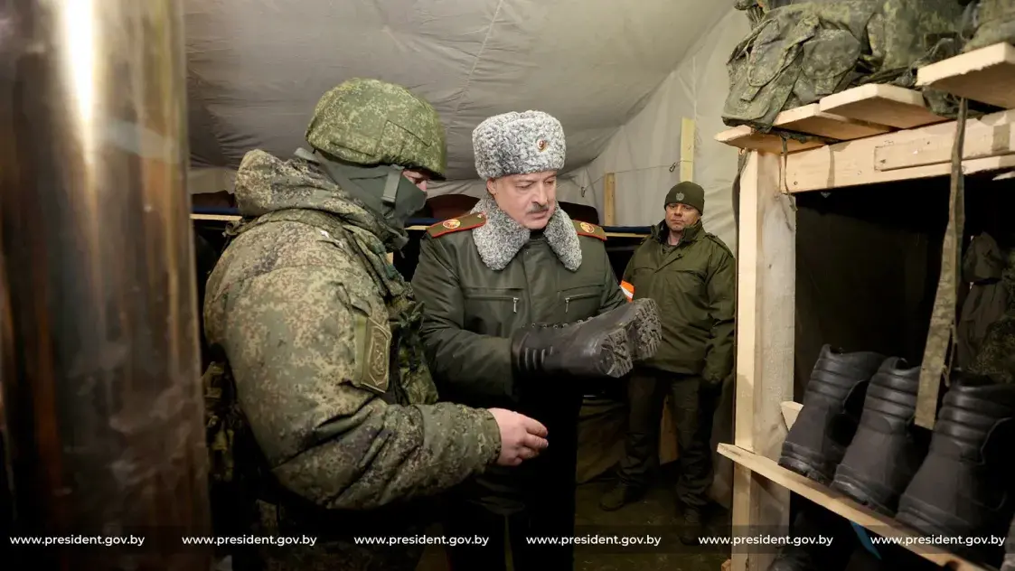 Лукашэнку паказалі, як жывуць на палігоне ў Беларусі расійскія вайскоўцы