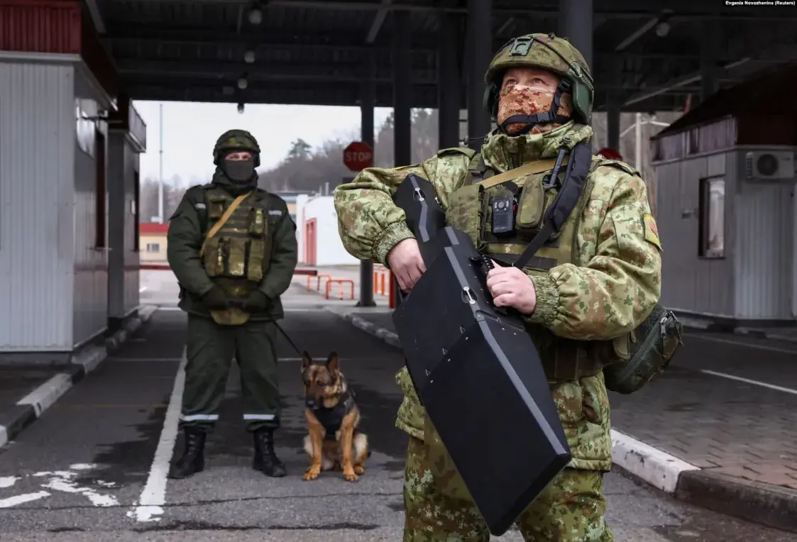 Белорусский военнослужащий с устройством для борьбы с беспилотниками