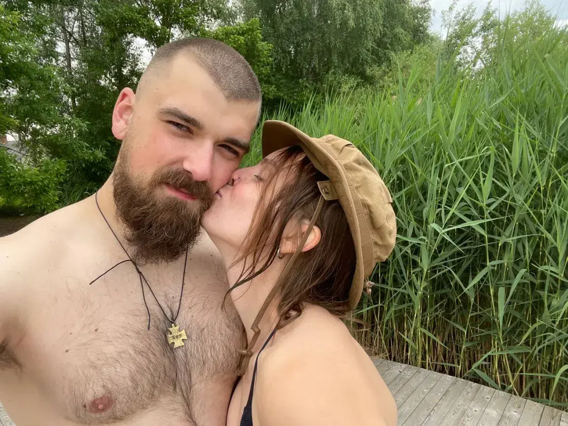 “Я цябе кахаю і чакаю”. Яна ў Кіеве, ён на лініі агню — гісторыя пары