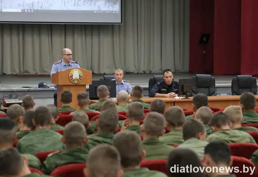 У Слоніме вайскоўцаў тэрміновай службы агітавалі ўступаць у міліцыю
