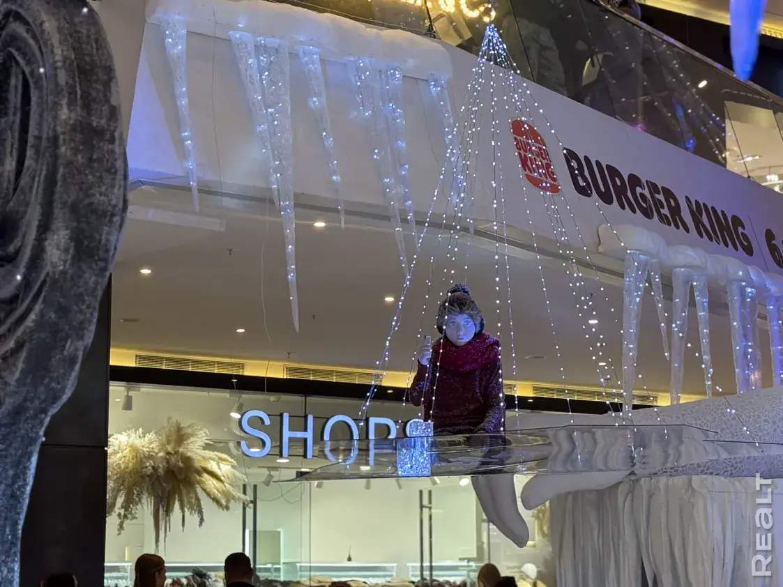 Гигантские инсталляции. Посмотрите, как ТЦ Минска украшаются к Новому году