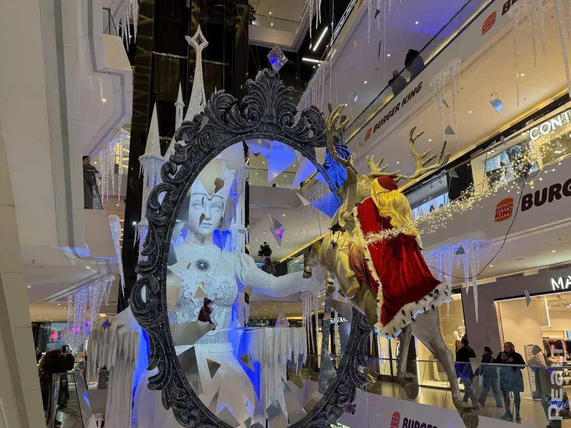 Гигантские инсталляции. Посмотрите, как ТЦ Минска украшаются к Новому году