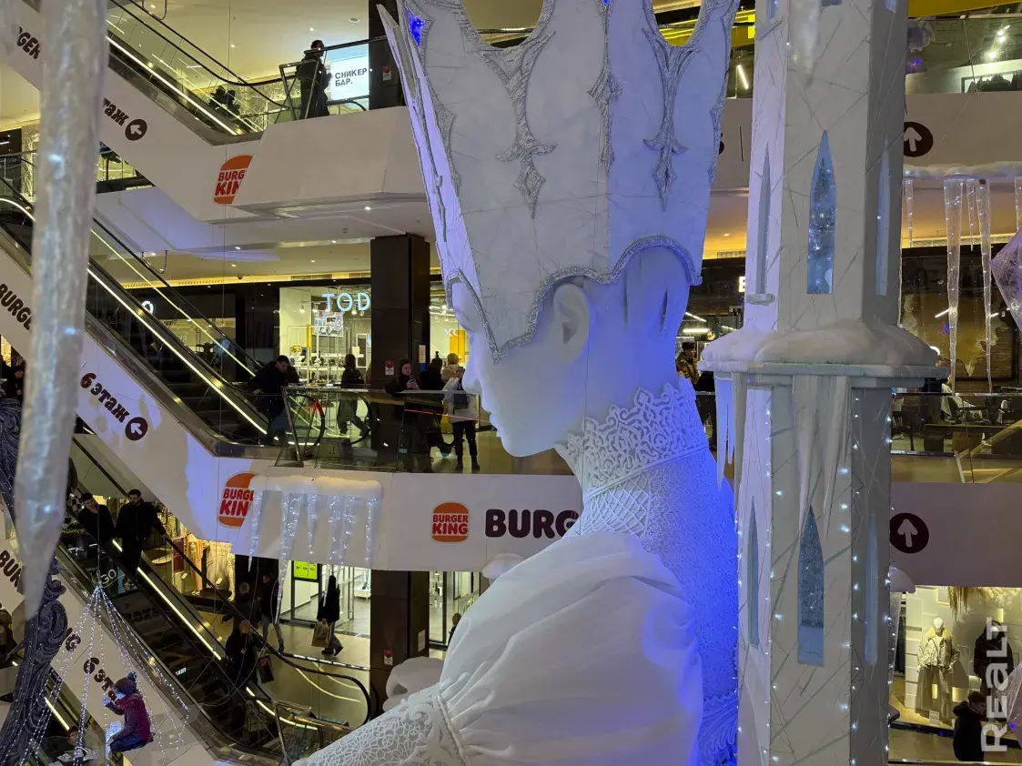 Гигантские инсталляции. Посмотрите, как ТЦ Минска украшаются к Новому году