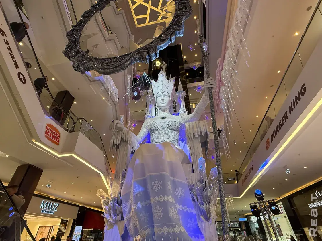 Гигантские инсталляции. Посмотрите, как ТЦ Минска украшаются к Новому году