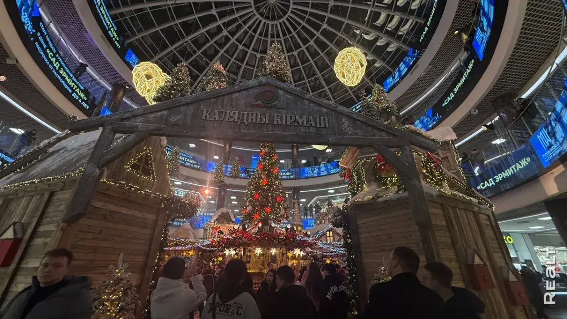 Гигантские инсталляции. Посмотрите, как ТЦ Минска украшаются к Новому году