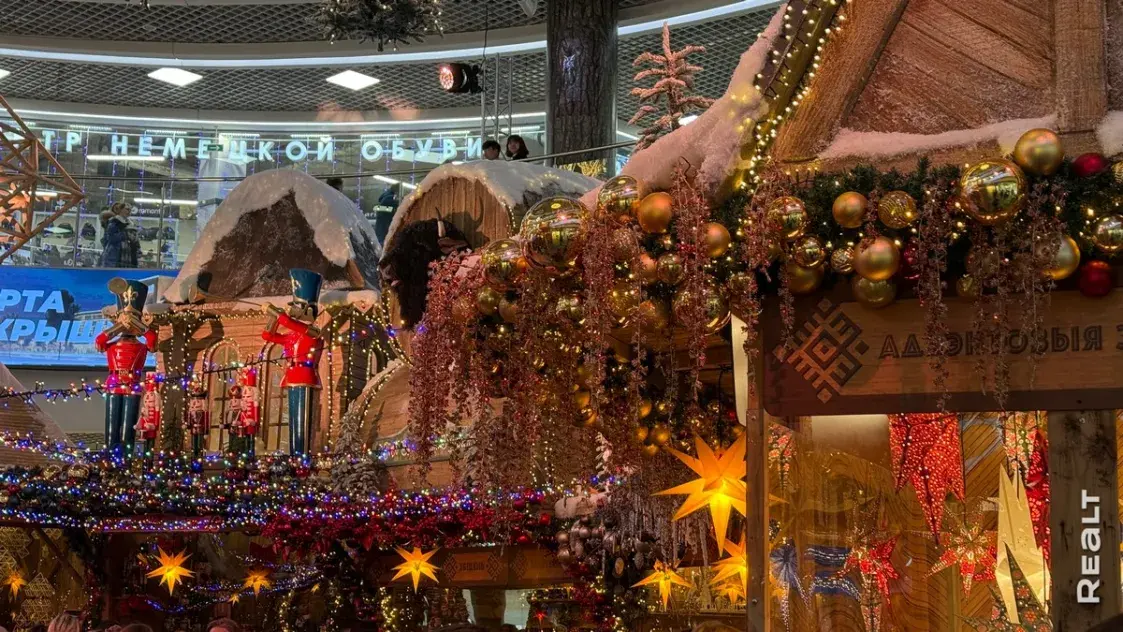 Гигантские инсталляции. Посмотрите, как ТЦ Минска украшаются к Новому году