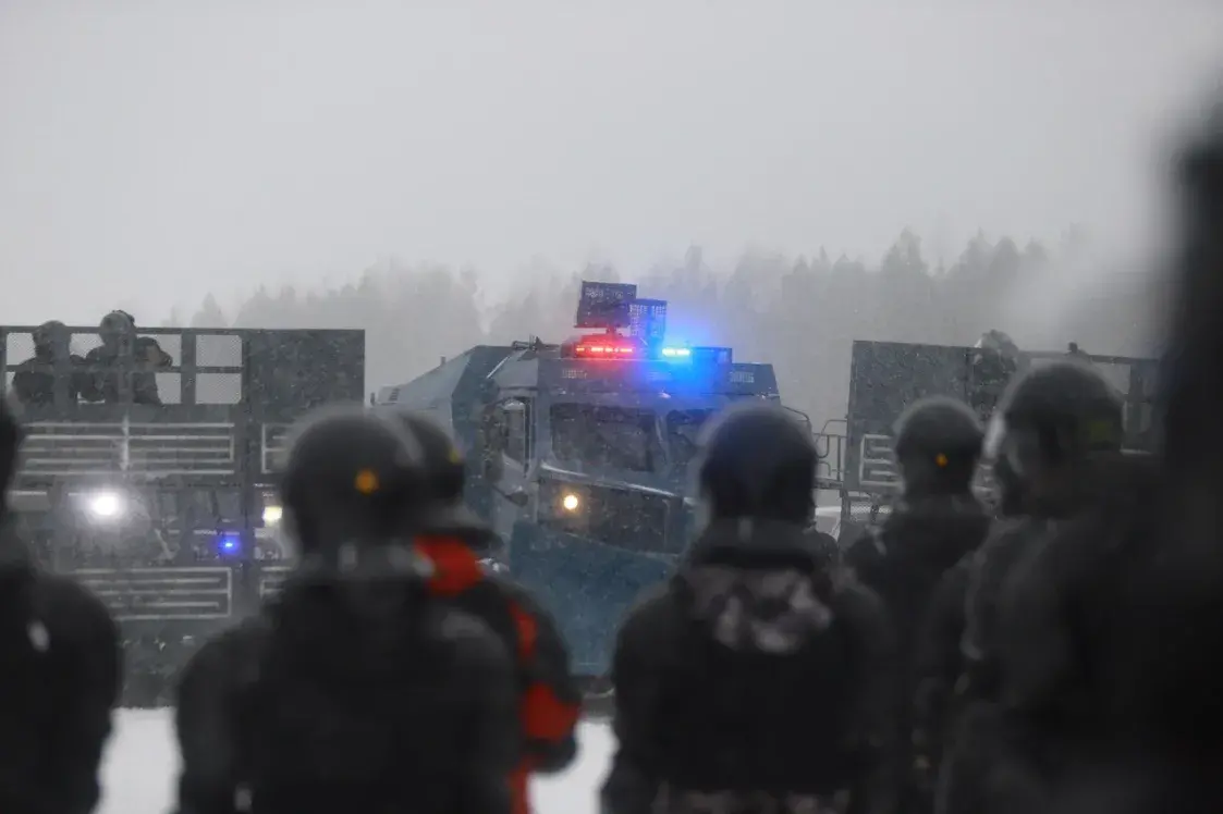 На аэрадроме на ўскраіне Мінска міліцыя адпрацоўвала разгон пратэстаў
