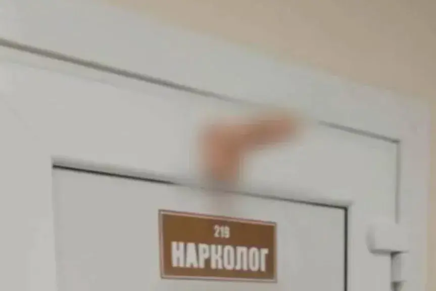 Жыхара Бярозы затрымалі за прычэплены на дзверы нарколага фалаімітатар