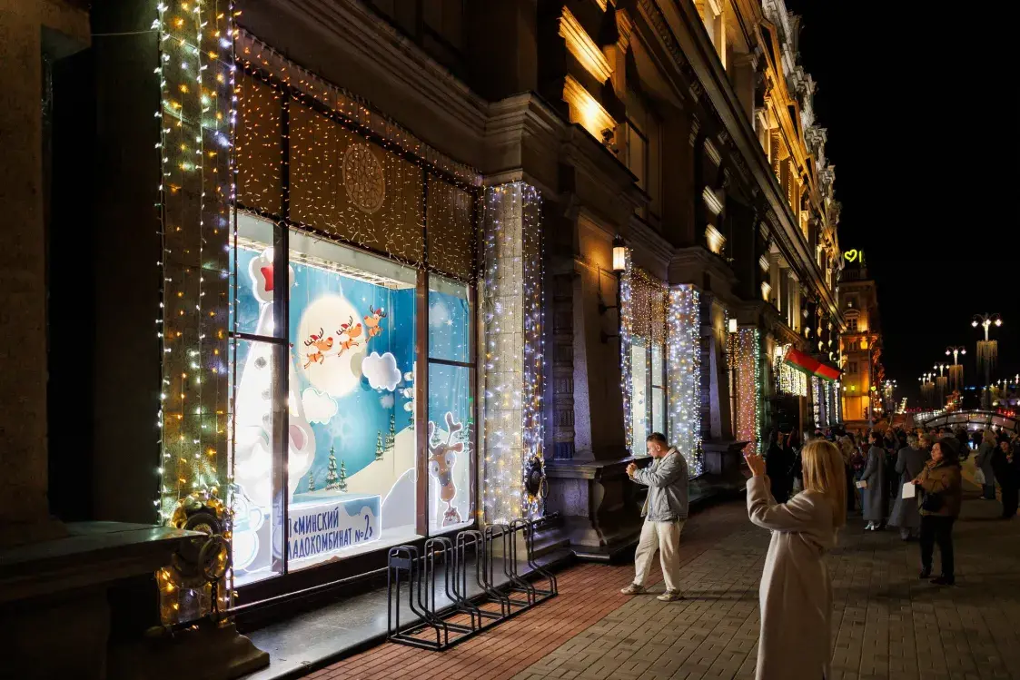 Праздник к нам приходит: ГУМ оформил свои витрины к Новому году — фотофакт