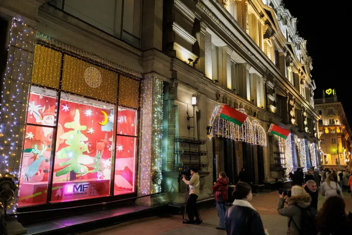 Праздник к нам приходит: ГУМ оформил свои витрины к Новому году — фотофакт