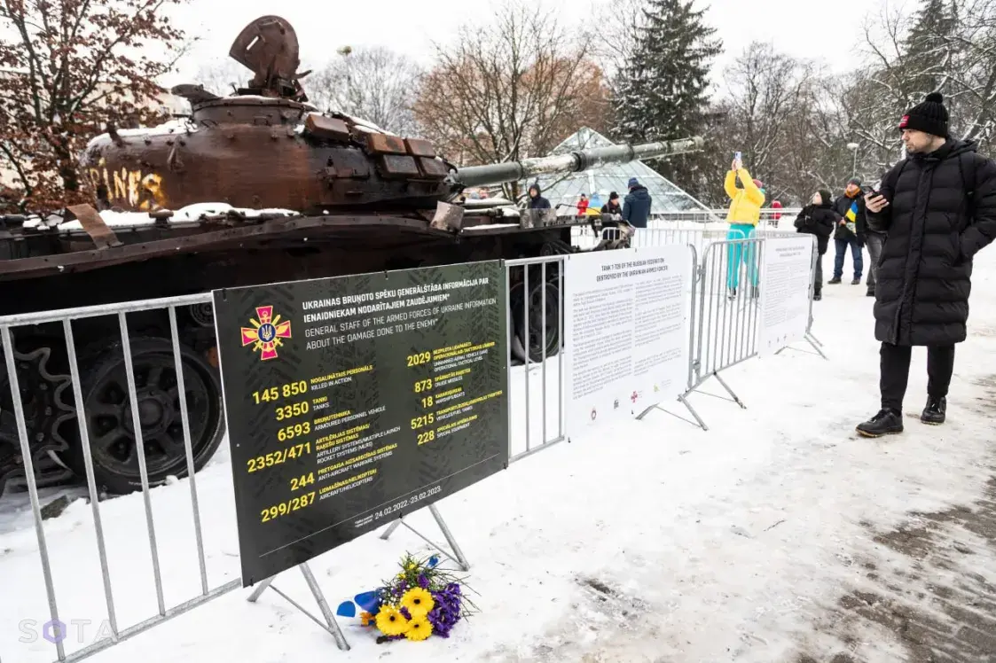 У Берліне да пасольства РФ прывезлі падбіты ва Украіне расійскі танк