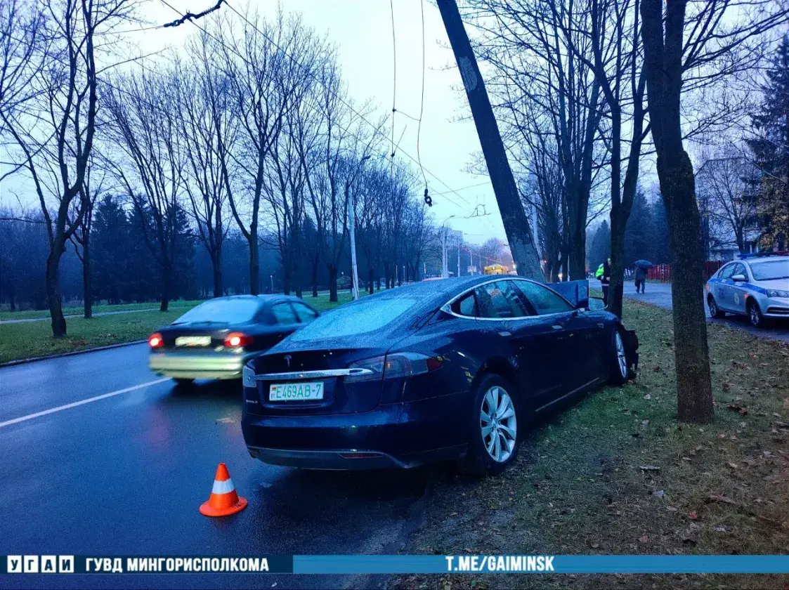 У Мінску электрамабіль наляцеў на асвятляльную мачту