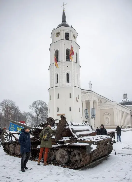 У Берліне да пасольства РФ прывезлі падбіты ва Украіне расійскі танк