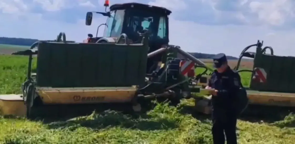 У Зэльвенскім раёне пад коламі касілкі загінуў рабочы — заснуў у полі