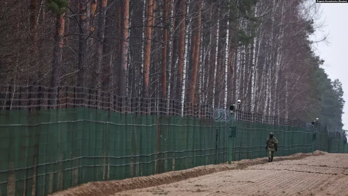 Белорусский военнослужащий патрулирует границу с Украиной