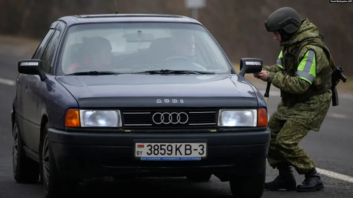 Белорусский пограничник остановил автомобиль