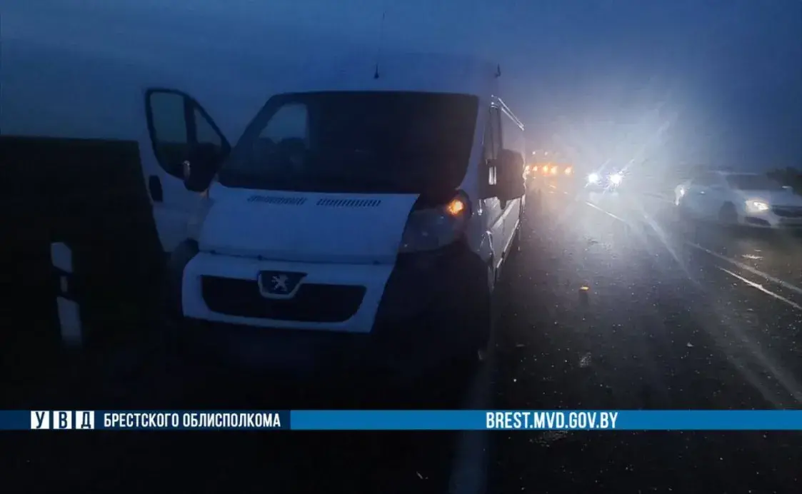 Аўтобус з 22 пасажырамі трапіў у аварыю пад Баранавічамі
