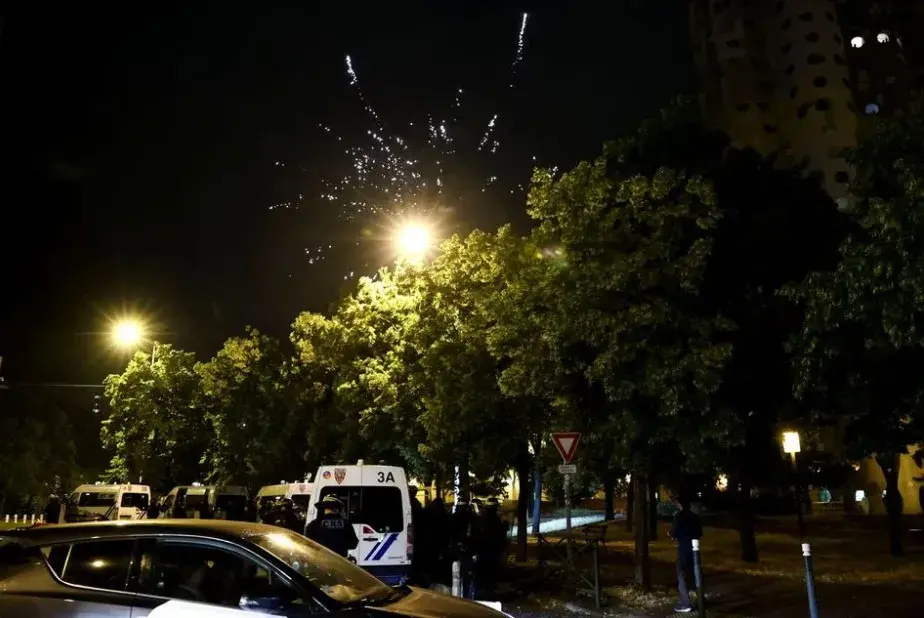 Беспорядки в Париже: протестующие атакуют полицию и поджигают машины