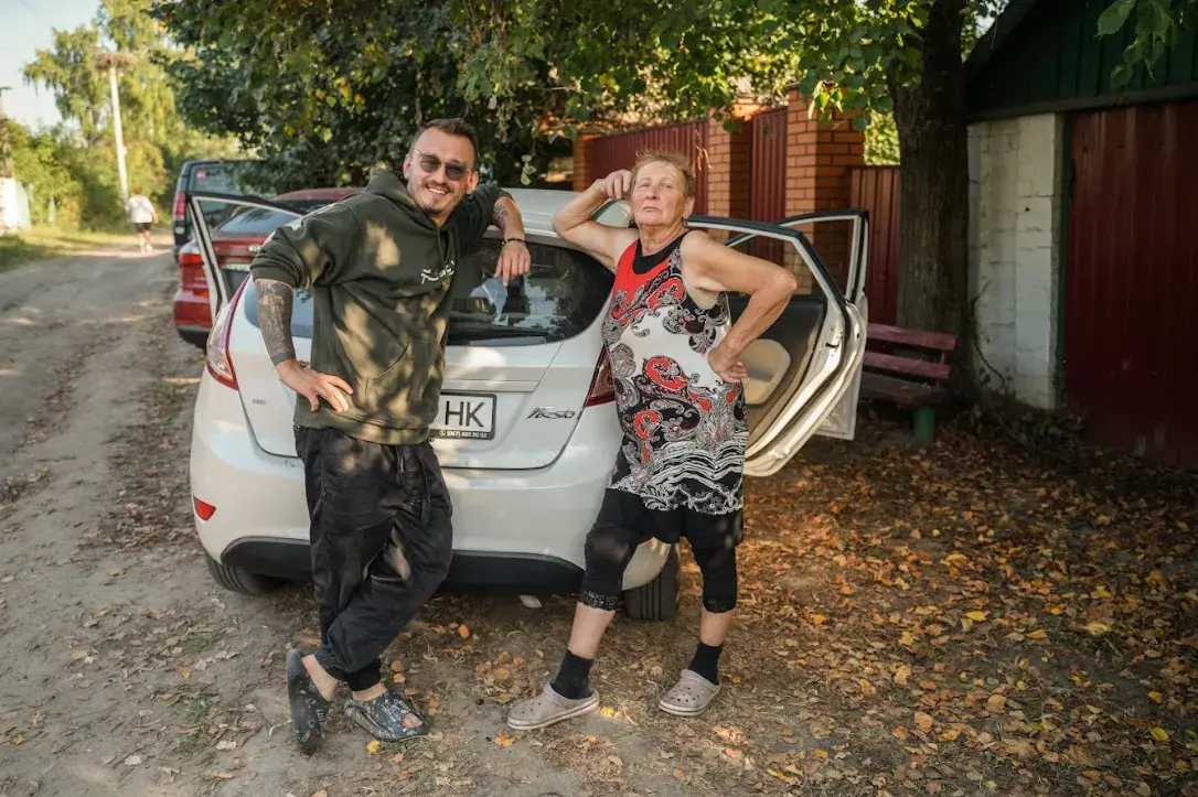 Як валанцёры дапамагаюць украінцам аднаўляць дамы пасля расійскай акупацыі