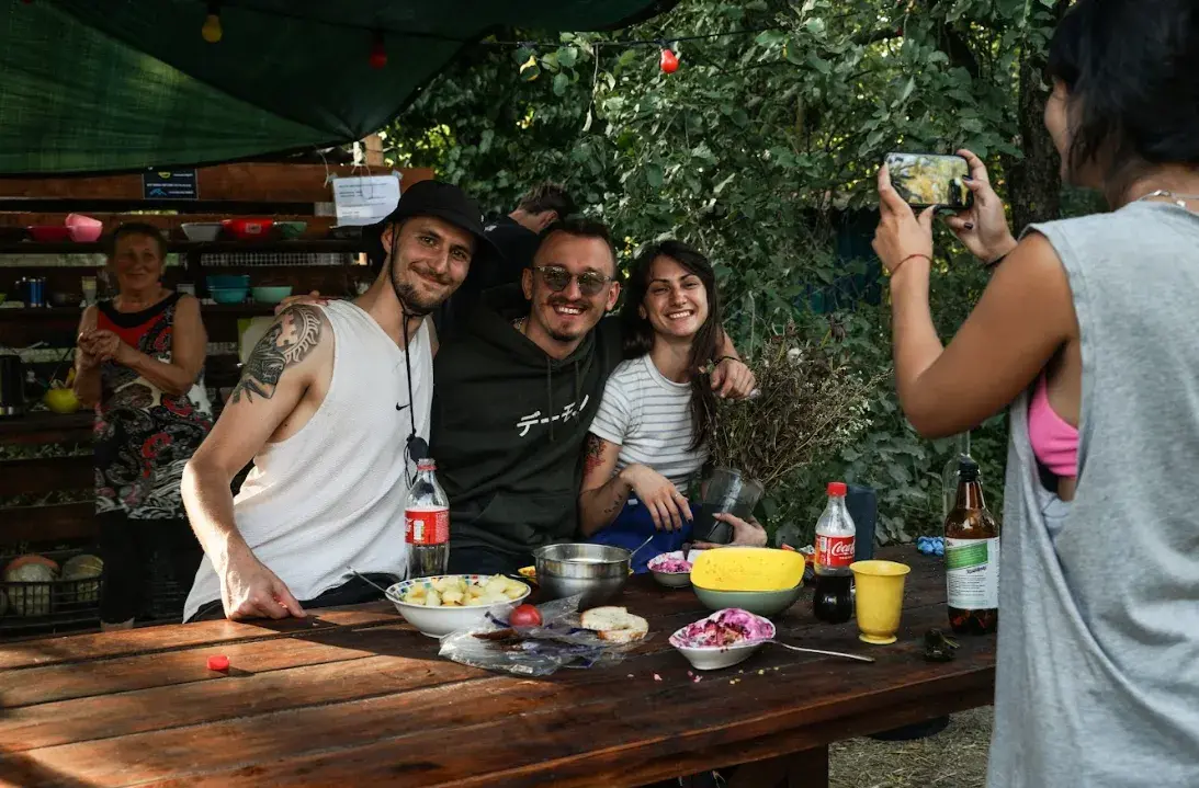 Як валанцёры дапамагаюць украінцам аднаўляць дамы пасля расійскай акупацыі