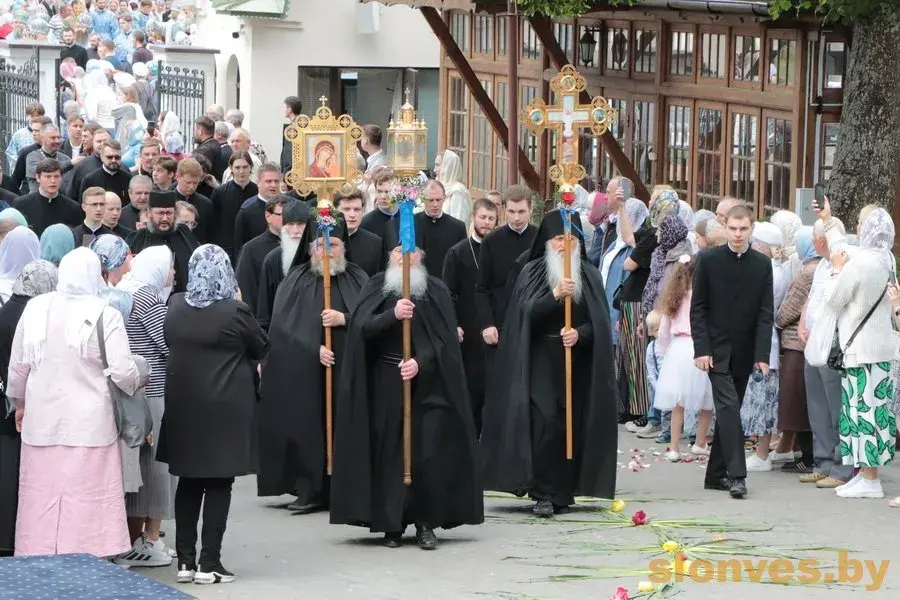 У Жыровічах сабраліся сотні паломнікаў