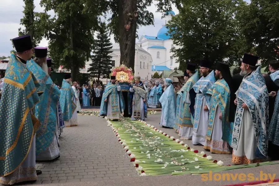 У Жыровічах сабраліся сотні паломнікаў