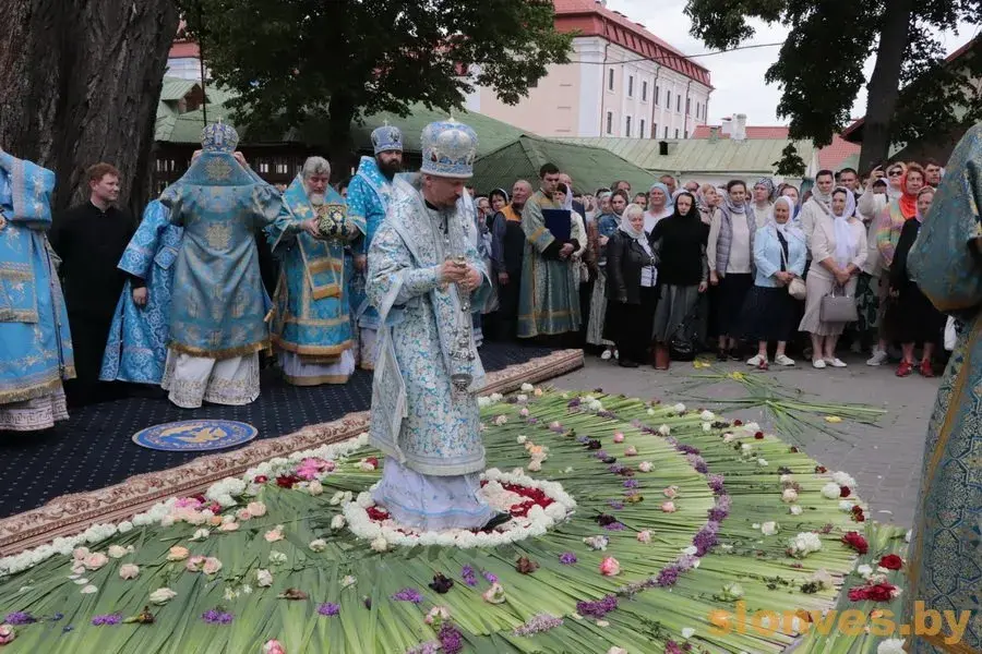 У Жыровічах сабраліся сотні паломнікаў