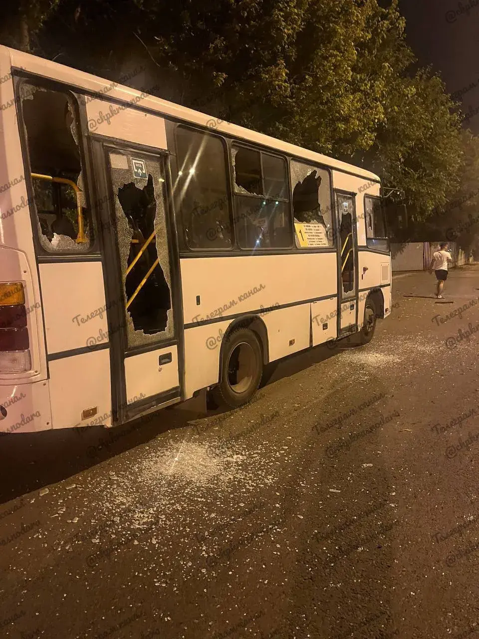 В России после атаки дронов горели очередной НПЗ и, похоже, военный аэродром