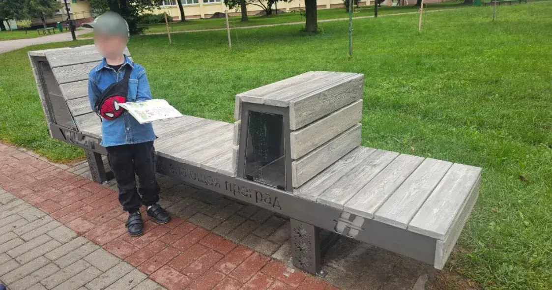 Да Дня беларускага пісьменства ў Лідзе паставілі арт-лаўкі з рускімі надпісамі