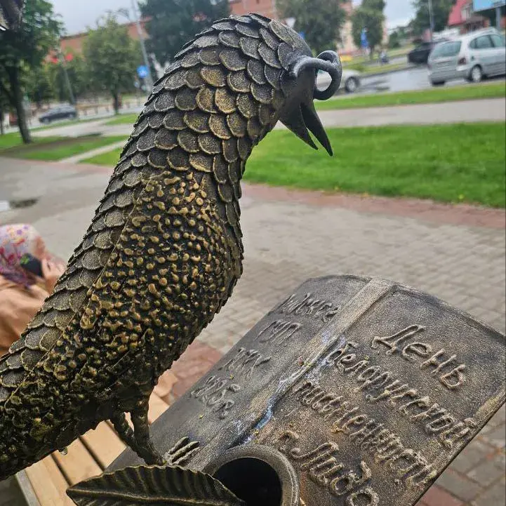 Да Дня беларускага пісьменства ў Лідзе паставілі арт-лаўкі з рускімі надпісамі