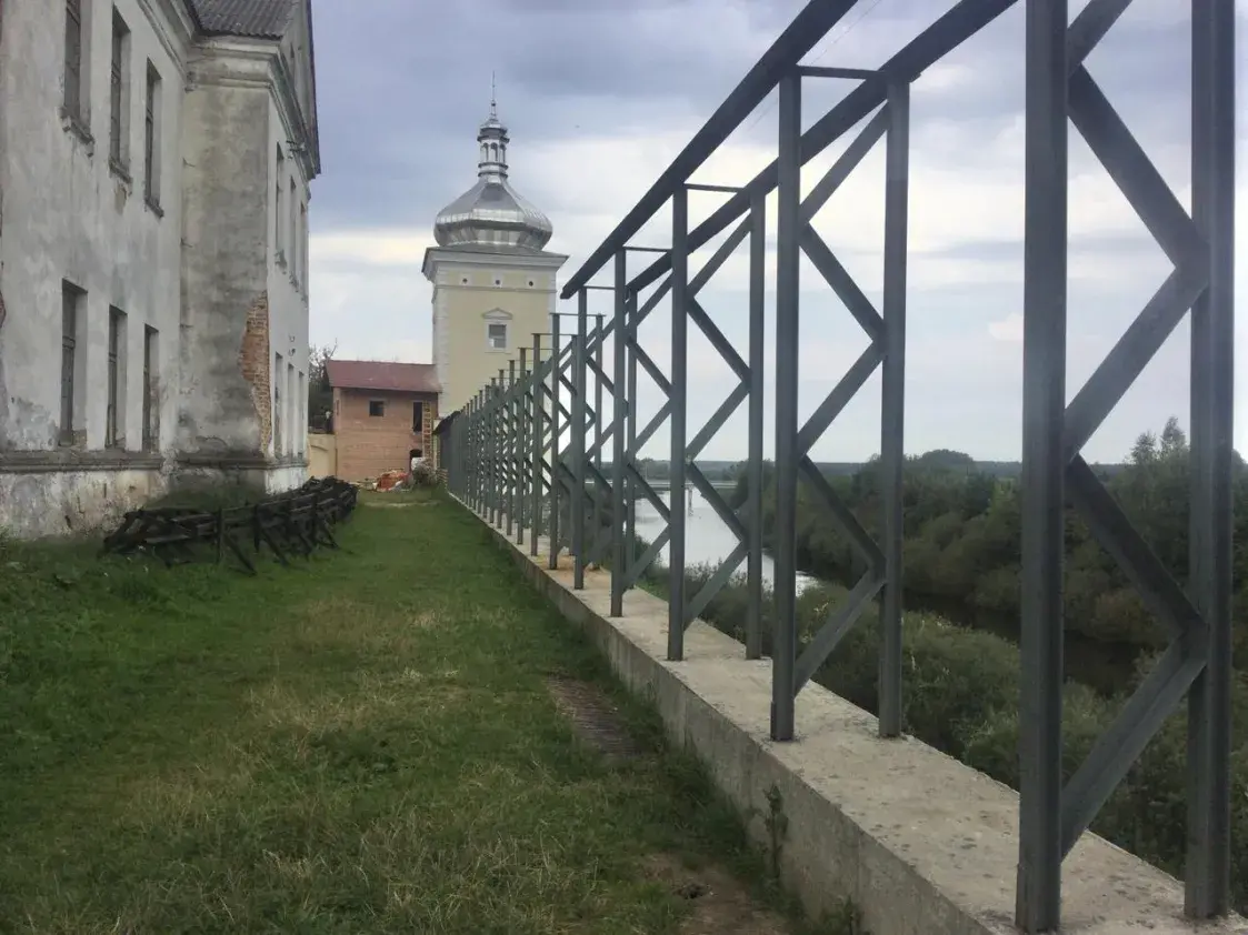 Аднаўленне замка ў Любчы ідзе паводле фантазіі ўласніка — "Спадчына"